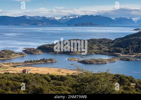 Panoramablick auf Wulaia Bucht, auch genannt Caleta Wulaia, Insel Navarino, Feuerland, Patagonien, Chile Stockfoto