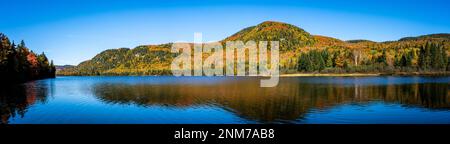 Panoramablick auf den wunderschönen Herbstsee in einem Nationalpark Stockfoto