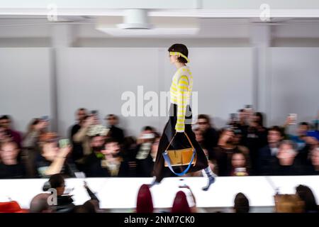 Mailand, Italien. 24. Februar 2023. Mailand, Mailand Fashion Week, Herbst Winter 2023/2024. Mailand, Damenmode, Herbst Winter 2023/2024. Sunnei Fashion Show Catwalk abgebildet: Modell Credit: Independent Photo Agency/Alamy Live News Stockfoto