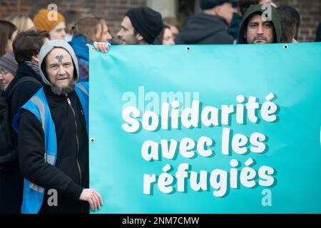 Brüssel, Belgien. 24. Februar 2023. Das Bild zeigt eine Person, die in marge eine Broschüre über eine Aktion mit Asylbewerbern und verschiedenen NRO hält, um das "kleine Schloss" Fedasil Asylzentrum am Freitag, den 24. Februar 2023 in Brüssel, eine menschliche Kette um das "kleine Schloss Kasteeltje" herum zu bilden, um dringend Maßnahmen zur Bereitstellung von Unterkünften zu fordern. BELGA FOTO JONAS ROOSENS Kredit: Belga News Agency/Alamy Live News Stockfoto