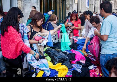 Kleiderstand in der Avenida Libertador Bernardo O'Higgins, Santiago. Chile. Stockfoto