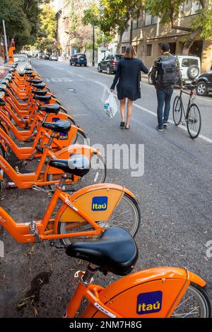 Fahrradverleih (öffentlicher Selbstbedienungsverleih von Fahrrädern), in der Villavicencio Street, Lastarria Viertel, Santiago. Chile. Stockfoto