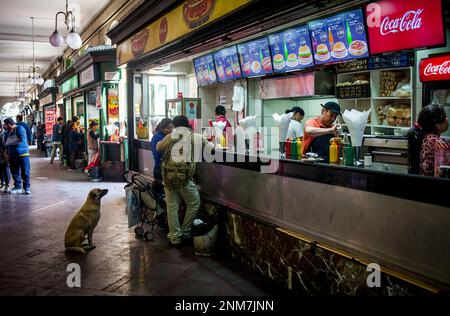 Fast-Food-Stand in den Arkaden des Plaza de Armas, Santiago. Chile. Stockfoto