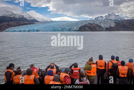 Grey Gletscher und Wanderer in einem Katamaran, Kreuzung graue See zwischen Refugio Grey und Hotel Lago Grey, Torres del Paine Nationalpark, Patagonien, Chile Stockfoto