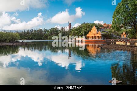 Großer Bassin-Tempel (Ganga Talao) am Seebank - ein heiliger Ort für die Wallfahrt der Hindu im Stadtteil Savanne, Mauritius. Stockfoto