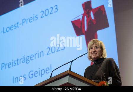 Leipzig, Deutschland. 24. Februar 2023. Die Publizistin Ines Geipel spricht nach der Verleihung des Erich-Loest-Preises 2023 in Leipzig. Der Preis wird mit 10.000 Euro verliehen. Ihre Arbeit konzentriert sich insbesondere darauf, mit der Geschichte der Auswirkungen der Nazi- und DDR-Diktaturen fertig zu werden. Kredit: Hendrik Schmidt/dpa/Alamy Live News Stockfoto