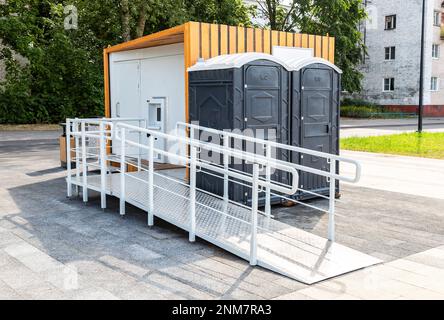 Neuer modularer öffentlicher Toilettenstand auf der Stadtstraße Stockfoto