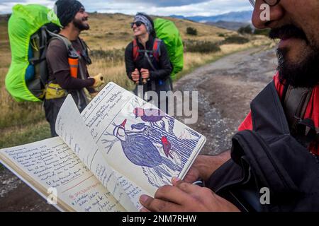 Wanderer zeigt wildlife Notizen über Pato Cortacorrientes, Merganetta armata, in der Nähe von chileno Zuflucht, Torres del Paine Nationalpark, Patagonien, Chile Stockfoto