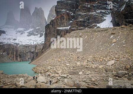 Wanderer, in Mirador Base Las Torres. Sehen Sie die erstaunlichen Torres del Paine Torres del Paine Nationalpark, Patagonien, Chile Stockfoto