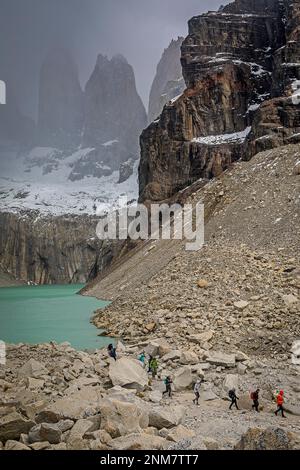 Wanderer, in Mirador Base Las Torres. Sehen Sie die erstaunlichen Torres del Paine Torres del Paine Nationalpark, Patagonien, Chile Stockfoto