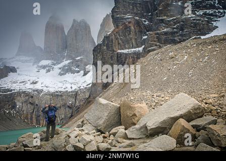 Wanderer, in Mirador Base Las Torres. Sehen Sie die erstaunlichen Torres del Paine Torres del Paine Nationalpark, Patagonien, Chile Stockfoto