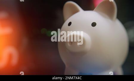 Verschwommenes Sparschwein-Post-Fokus auf Nachher, Hintergrundbild für Schrift Stockfoto