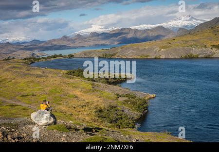 Wanderer, zwischen Torres Cuernos Zuflucht, der Zuflucht und Torres del Paine Nationalpark, Patagonien, Chile Stockfoto