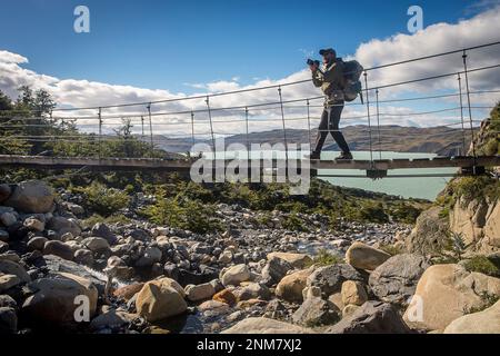 Wanderer, zwischen Torres Cuernos Zuflucht, der Zuflucht und Torres del Paine Nationalpark, Patagonien, Chile Stockfoto