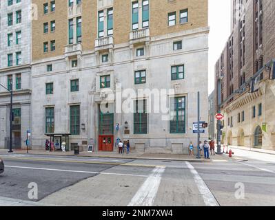 Pittsburgh Downtown: Das historische YMCA Building, ein Hochhaus aus Ziegelstein und Stein aus dem Jahr 1924, ist heute eine Residenz der Wood Street Commons. Stockfoto