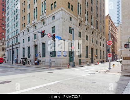 Pittsburgh Downtown: Das historische YMCA Building, ein Hochhaus aus Ziegelstein und Stein aus dem Jahr 1924, ist heute eine Residenz der Wood Street Commons. Stockfoto