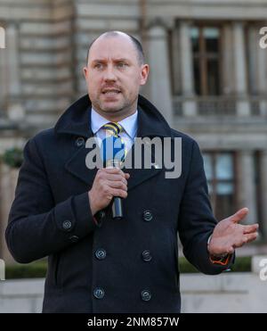 Glasgow, Großbritannien. 24. Februar 2023. Am ersten Jahrestag der Invasion der Ukraine durch russische Streitkräfte fand am George Square in Glasgow eine Nachtwache mit vielen ukrainischen Flüchtlingen und ukrainischen Anhängern statt. Reden hielten auch Patrick Harvey, MSP, Green Party, und Neil Gray, MSP, SNP, der für die ukrainischen Flüchtlinge besonders verantwortlich ist. Kredit: Findlay/Alamy Live News Stockfoto