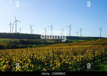 Zellertal im Rheinischen-Hessen-Raum (Worms/Deutschland) mit Windturbinen Stockfoto