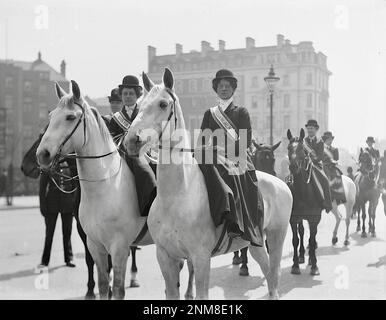 Christina Broom - Suffragettes in einer Prozession zur Werbung für die Frauenausstellung, in London - 1909. Mai Stockfoto