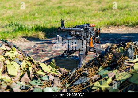 Sowjetisch gefertigte PK-Maschinenpistole und Tarnnetze. Kalaschnikows Maschinengewehr Stockfoto