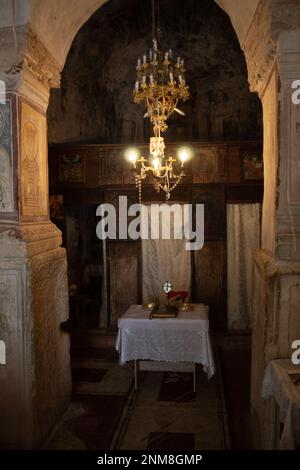 Das Innere der Densuș-Kirche (Nikolaikirche) im Kreis Hunedoara, Rumänien, der ältesten Kirche Rumäniens, und sie wird noch immer genutzt Stockfoto