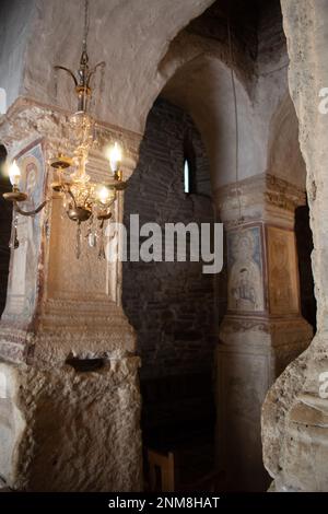 Das Innere der Densuș-Kirche (Nikolaikirche) im Kreis Hunedoara, Rumänien, der ältesten Kirche Rumäniens, und sie wird noch immer genutzt Stockfoto