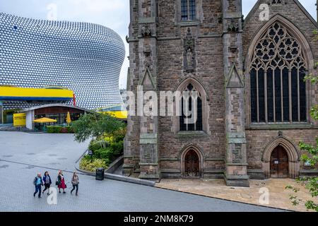 Die Kirche von St. Martin in der Stierkampfarena und Selfridges Gebäude, Birmingham, England Stockfoto