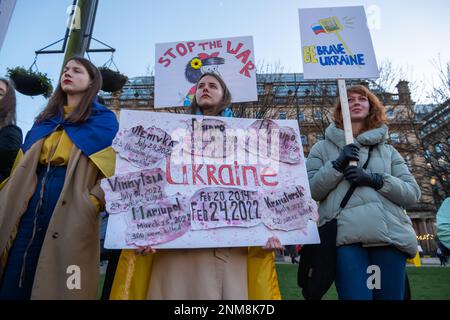 Glasgow, Schottland, Großbritannien. 24. Februar 2023. Anti-Kriegskämpfer halten einen marsch und eine Kundgebung auf dem George Square ab, um gegen die russische Invasion der Ukraine zu protestieren, die heute vor einem Jahr begann. Kredit: Skully/Alamy Live News Stockfoto