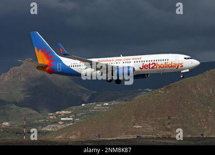 Eine Boeing 737-800 von Jet2 Feiertagen Landung auf Teneriffa Süd Flughafen Kanarische Inseln Stockfoto