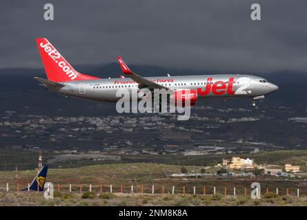 Eine Boeing 737-800 von Jet2 landet auf den Kanarischen Inseln des Teneriffa-Süd-Flughafens Stockfoto