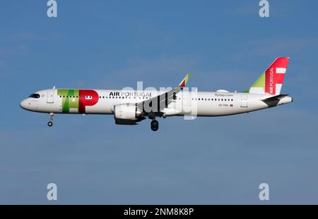 Ein Airbus A321-251NX VON TAP Air Portugal nähert sich dem Flughafen London Gatwick Stockfoto