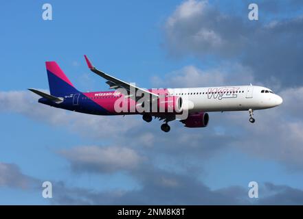 Ein Airbus A321-271NX von Wizz Air nähert sich dem Flughafen London Gatwick Stockfoto