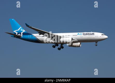 Ein Airbus A330-200 von Air Transat nähert sich dem Flughafen London Gatwick Stockfoto