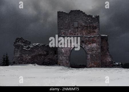 Kremenets Festung unter dem Schnee in dramatischen Wolken und verarbeitet im Stil eines Computerspiels Stockfoto