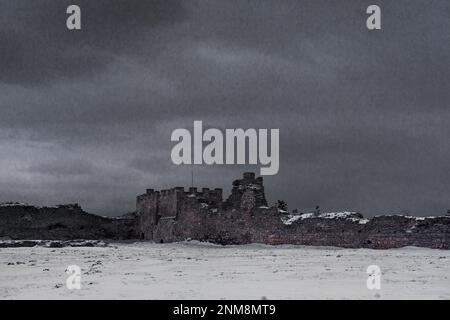 Kremenets Festung unter dem Schnee in dramatischen Wolken und verarbeitet im Stil eines Computerspiels Stockfoto