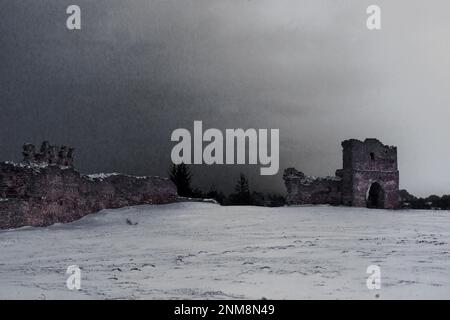 Kremenets Festung unter dem Schnee in dramatischen Wolken und verarbeitet im Stil eines Computerspiels Stockfoto