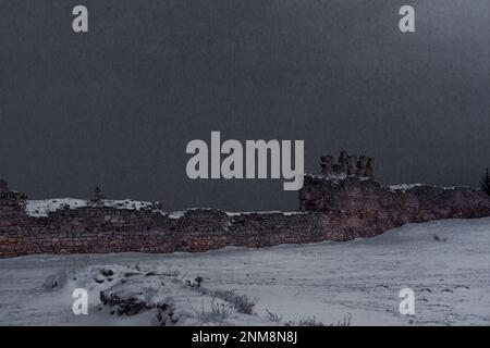 Kremenets Festung unter dem Schnee in dramatischen Wolken und verarbeitet im Stil eines Computerspiels Stockfoto