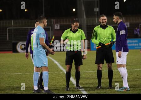 Kapitäne ziehen während des Spiels Tennis Borussia Berlin gegen Viktoria Berlin, Regionalliga Nordost (Regionale Liga Nordeast), Runde 22, Berlin, Deutschland, 24, Februar 2023. Fabián de Ciria. Kredit: Fabideciria/Alamy Live News Stockfoto