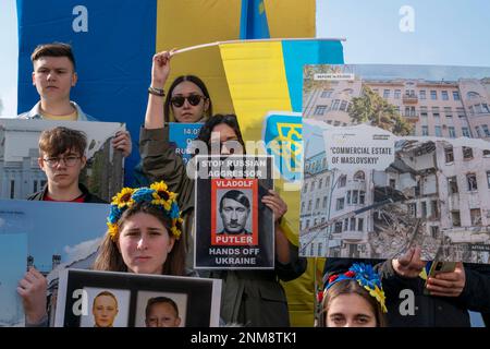 Istanbul, Istanbul, Türkei. 24. Februar 2023. Das ukrainische Volk nimmt an einem Protest zum ersten Jahrestag der russischen Invasion der Ukraine in Istanbul in der Türkei Teil. (Kreditbild: © Tolga Uluturk/ZUMA Press Wire) NUR REDAKTIONELLE VERWENDUNG! Nicht für den kommerziellen GEBRAUCH! Kredit: ZUMA Press, Inc./Alamy Live News Stockfoto