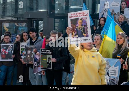 Istanbul, Istanbul, Türkei. 24. Februar 2023. Das ukrainische Volk nimmt an einem Protest zum ersten Jahrestag der russischen Invasion der Ukraine in Istanbul in der Türkei Teil. (Kreditbild: © Tolga Uluturk/ZUMA Press Wire) NUR REDAKTIONELLE VERWENDUNG! Nicht für den kommerziellen GEBRAUCH! Kredit: ZUMA Press, Inc./Alamy Live News Stockfoto