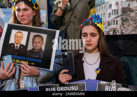 Istanbul, Istanbul, Türkei. 24. Februar 2023. Das ukrainische Volk nimmt an einem Protest zum ersten Jahrestag der russischen Invasion der Ukraine in Istanbul in der Türkei Teil. (Kreditbild: © Tolga Uluturk/ZUMA Press Wire) NUR REDAKTIONELLE VERWENDUNG! Nicht für den kommerziellen GEBRAUCH! Kredit: ZUMA Press, Inc./Alamy Live News Stockfoto