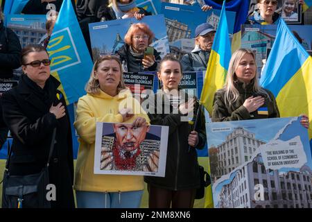 Istanbul, Istanbul, Türkei. 24. Februar 2023. Das ukrainische Volk nimmt an einem Protest zum ersten Jahrestag der russischen Invasion der Ukraine in Istanbul in der Türkei Teil. (Kreditbild: © Tolga Uluturk/ZUMA Press Wire) NUR REDAKTIONELLE VERWENDUNG! Nicht für den kommerziellen GEBRAUCH! Kredit: ZUMA Press, Inc./Alamy Live News Stockfoto