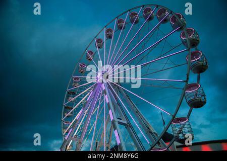 Clacton Pier bei Nacht/Abenddämmerung mit Riesenrad. Stockfoto