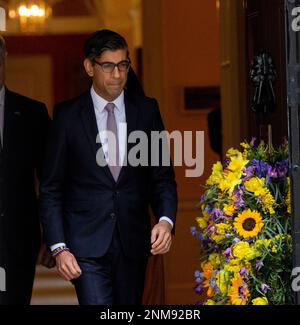 London, Großbritannien. 24. Februar 2023. Der britische Premierminister RISHI SUNAK wird vor der Downing Street 10 vor der Schweigeminute am ersten Jahrestag der russischen Invasion der Ukraine gesehen. (Kreditbild: © Tayfun Salci/ZUMA Press Wire) NUR REDAKTIONELLE VERWENDUNG! Nicht für den kommerziellen GEBRAUCH! Kredit: ZUMA Press, Inc./Alamy Live News Stockfoto