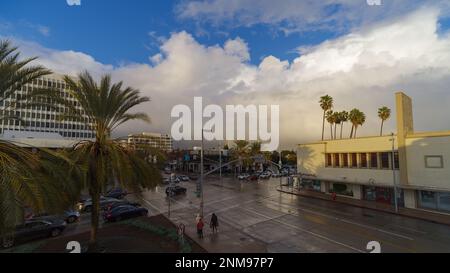 Die Kreuzung South Lake Ave und Del Mar Street in der Stadt Pasadena wird an einem stürmischen Nachmittag mit einem Hauch eines doppelten Regenbogens gezeigt. Stockfoto