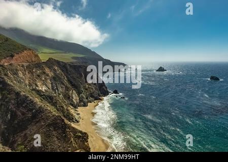 Von der Bixby Creek Bridge entlang der State Route 1 in Big Sur, Kalifornien, USA Stockfoto