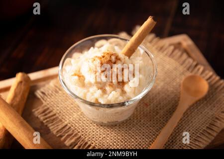 Reispudding. Süßes Gericht, das durch Kochen von Reis in Milch und Zucker hergestellt wird, einige Rezepte umfassen Zimt, Vanille oder andere Zutaten, es ist sehr einfach zu essen Stockfoto