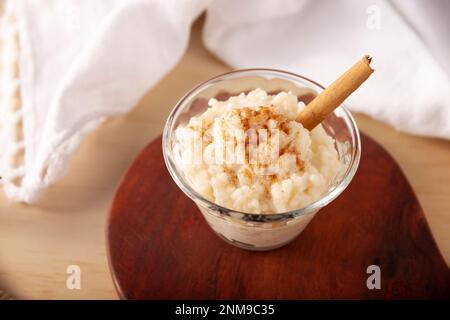 Reispudding. Süßes Gericht, das durch Kochen von Reis in Milch und Zucker hergestellt wird, einige Rezepte umfassen Zimt, Vanille oder andere Zutaten, es ist sehr einfach zu essen Stockfoto