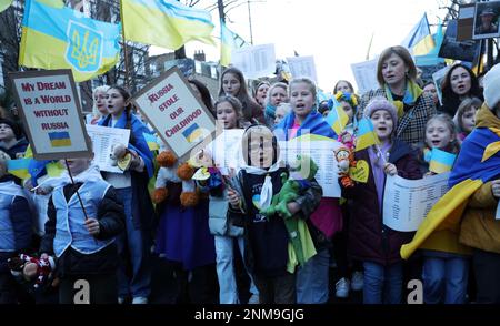 London, Großbritannien. 24. Februar 2023. Die Ukrainer marschieren gemeinsam durch die Straßen Londons zur russischen Botschaft, um den ersten Jahrestag der russischen Invasion der Ukraine in London am Freitag, den 24. Februar 2023, zu feiern. Foto: Hugo Philpott/UPI Credit: UPI/Alamy Live News Stockfoto