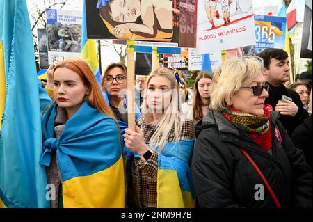 London, Großbritannien. "Herz gebrochen, aber nicht gebrochen" Ökumenischer Dienst zum Gedenken an den ersten Jahrestag der russischen Invasion der Ukraine. St. Volodymyr Statue, Holland Park. Kredit: michael melia/Alamy Live News Stockfoto